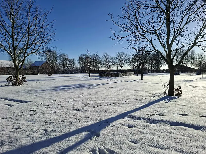 Het kampeerveld met sneeuw in de winter, wanneer de camping gesloten is