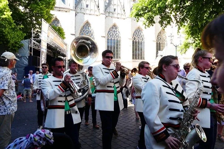 Brassband speelt tijdens het Breda Jazz Festival voor de Grote Kerk