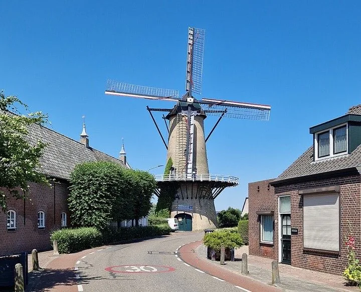 Molen De Arend in het dorp Terheijden